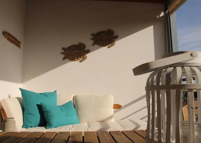 Relax And Unwind : Pool, Garden, Beach & City